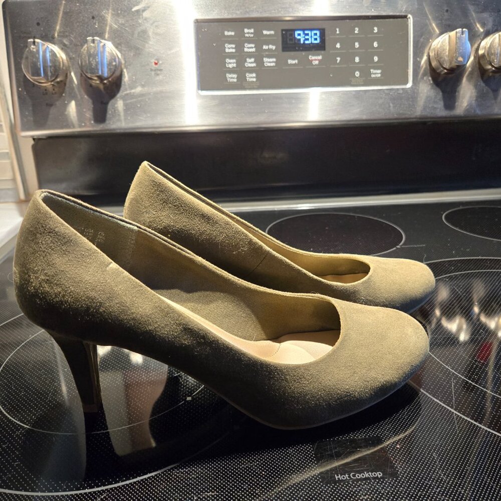 Olive Green Heels 7 1/2 - Picture 2 of 3